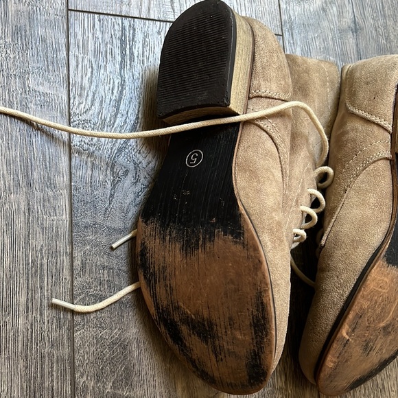 Cathy Jean Women’s tan ankle lace-up booties. - Picture 4 of 5